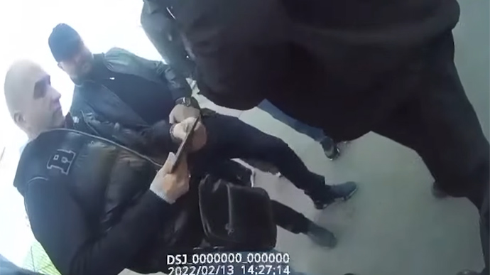 Нападение на журналистов в Днепре: УП получила видео с бодикамеры полицейского