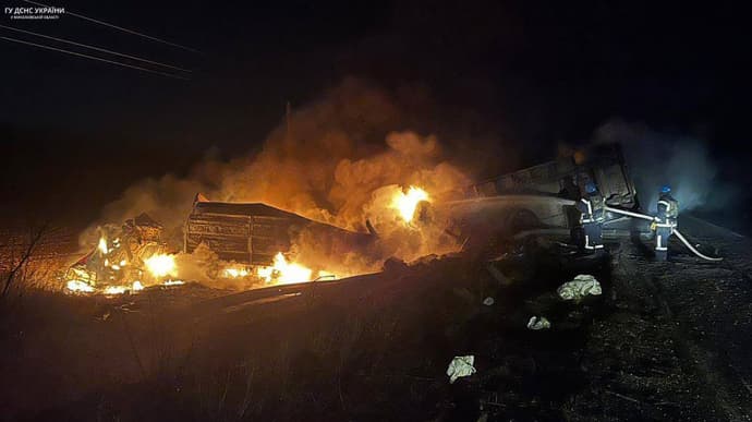 Обломки Шахеда упали на грузовик: вспыхнул пожар, водитель в больнице 