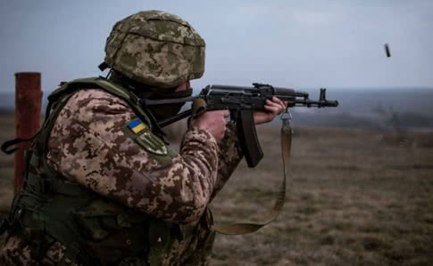 На Донбассе противник вел обстрелы из запрещенного вооружения