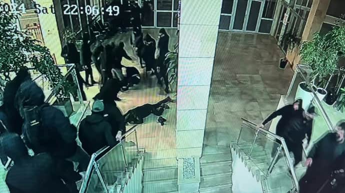 Government-hired thugs beat up members of Georgian opposition Coalition for Change and journalists in Tbilisi – video