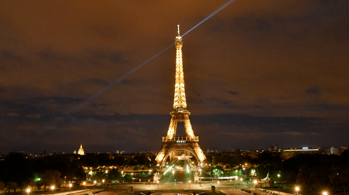 Мэр Парижа предложит сократить освещение Эйфелевой башни на фоне энергокризиса