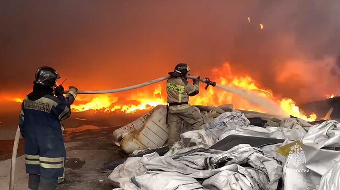 В России снова масштабный пожар: горят склады в Екатеринбурге 