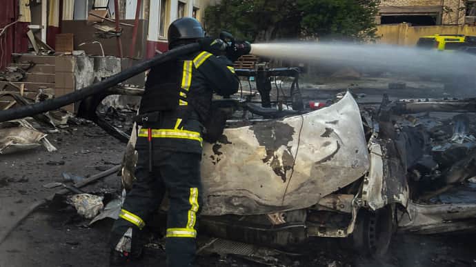 В Николаеве из-за неизвестной взрывчатки загорелись авто: пять спасателей пострадали