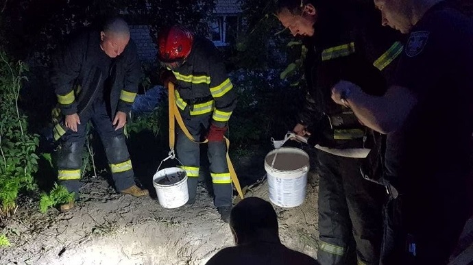 Копав криницю: у Києві чоловіка засипало землею на глибині 4 метри