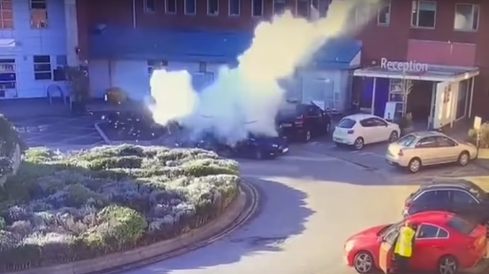 Теракт в Ливерпуле: появилось видео взрыва такси и имя смертника