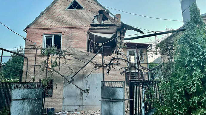Росіяни випустили по Нікополю 60 Градів: пошкоджені десятки будинків та техніка