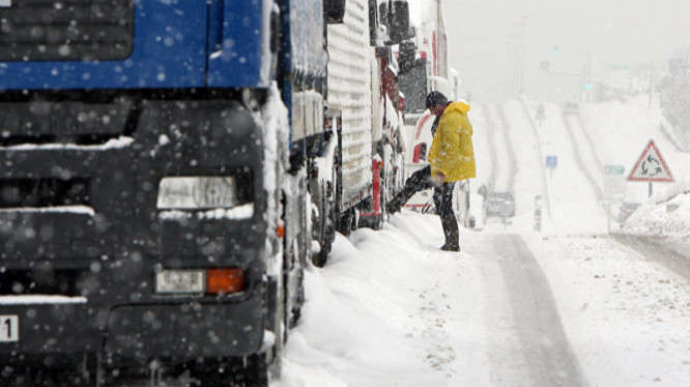 Из-за снега ограничено движение на дорогах в четырех областях Украины
