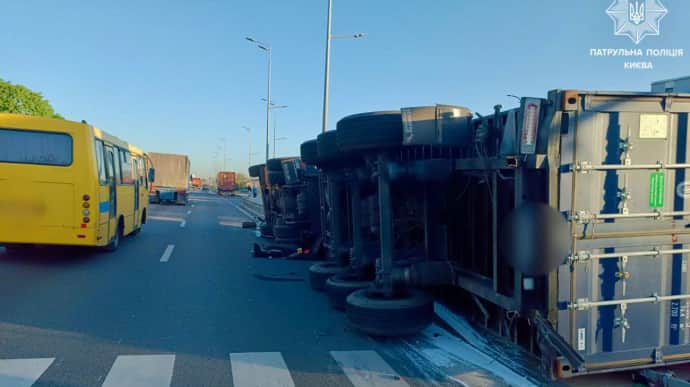 В Киеве на Кольцевой дороге перевернулся грузовик: движение затруднено