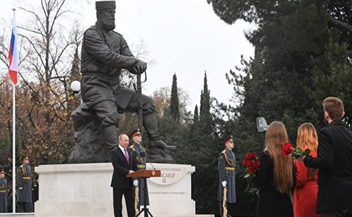Путин приехал в аннексированный Крым и открыл памятник Александру III