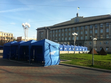 Площа Черкас по периметру оточена палатками Партії регіонів