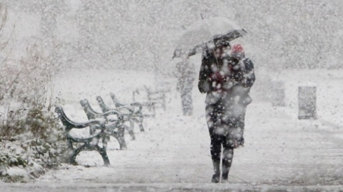 Циклон несе Україні снігопади і похолодання