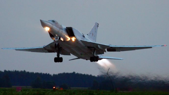 Два российских бомбардировщика 5 часов летали над Черным морем