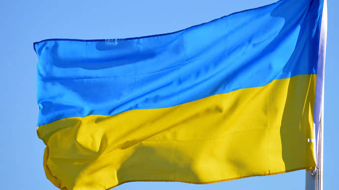 У Литві троє чоловіків і жінка осквернили український прапор