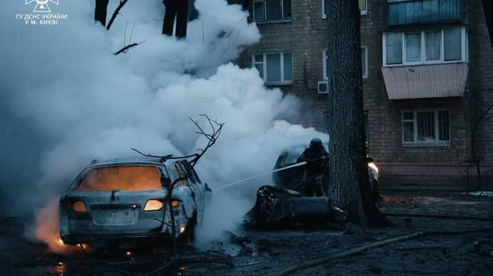 Уничтоженные квартиры, сгоревшие авто, выбитые окна: последствия ударов россиян по Киеву и области 