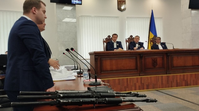 Прокуроры показали в суде автоматы Шишимарина и других оккупантов