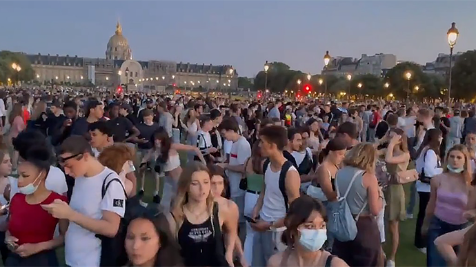 В центре Парижа разогнали огромную вечеринку под открытым небом