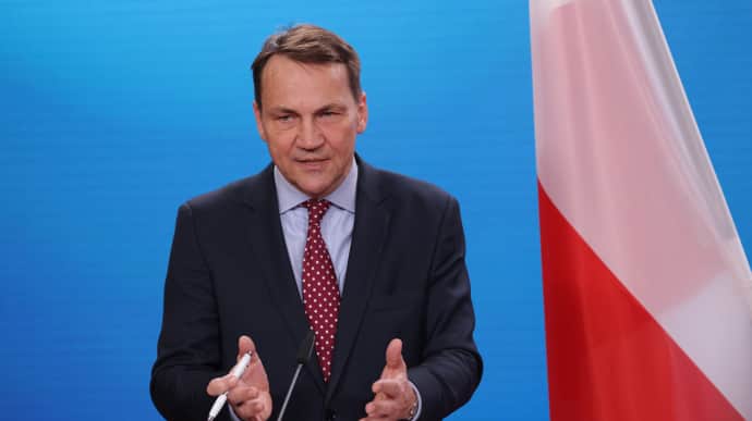 Foreign Minister Sikorski says that Poland should down Russian missiles over Ukraine