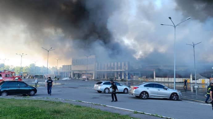 Russians hit home improvement hypermarket in Kharkiv, killing and injuring civilians civilians – videos, photos