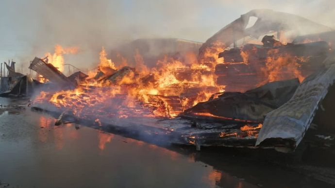 На Київщині понад 6 годин гасили пожежу на пилорамі