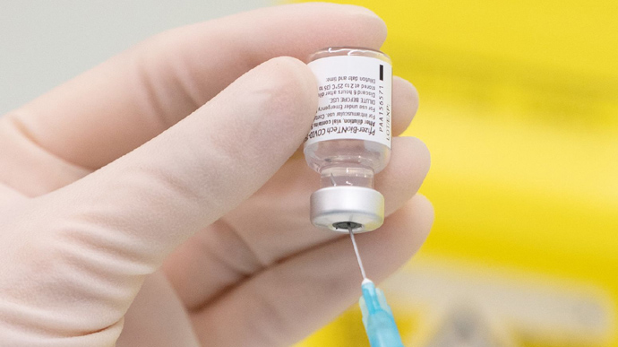В Британії попередили про алергічні реакції на вакцину Pfizer/BioNTech