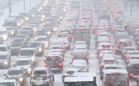 За день в Киеве из-за снега произошло почти 500 ДТП