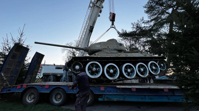 В Мукачево демонтировали советский танк