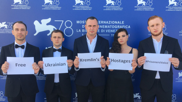 Перед премьерой фильма Сенцова провели акцию в поддержку политзаключенных Кремля