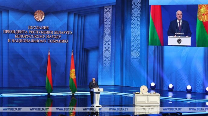 Лукашенко рассказывает, что он руководит российскими войсками в Беларуси