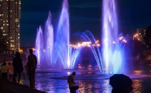 Київ: через грозу на Русанівці зламалися фонтани