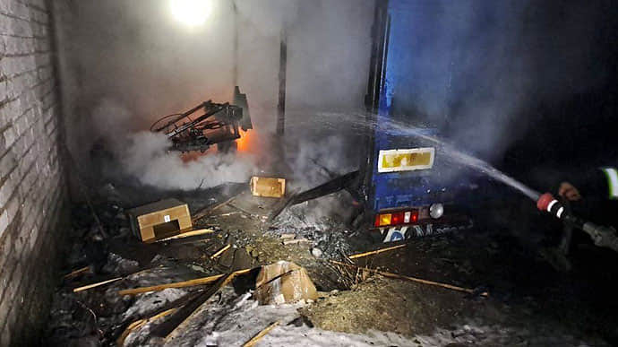 На Дніпропетровщині уламки Шахедів впали на території ферми, спалахнула пожежа 