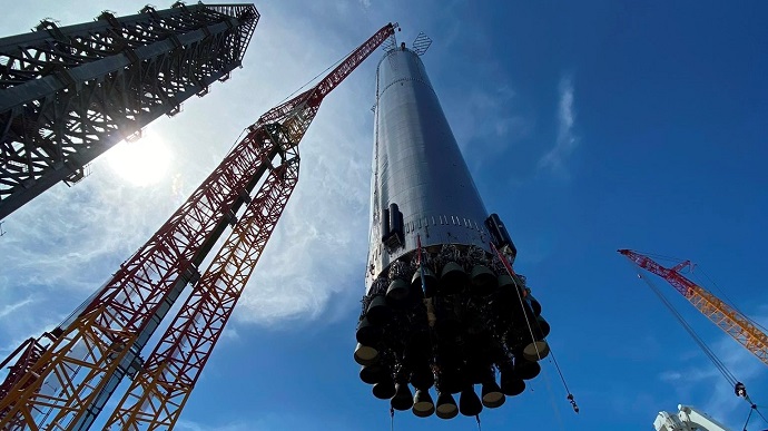 Маск показав переміщення ракети Starship на орбітальний стартовий майданчик