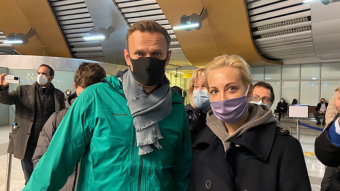 Навального задержали в аэропорту