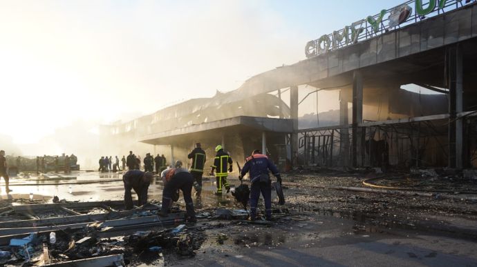 Многие люди успели выйти из ТРЦ в Кременчуге перед ударом – Зеленский