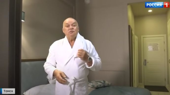 Пропагандист Киселев для сюжета побрился в номере Навального и одел белый халат