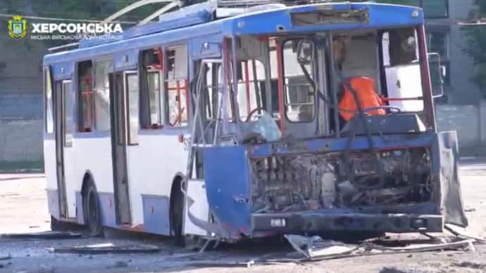 Russians attack public transport company in Kherson: buildings and trolleybuses damaged – video