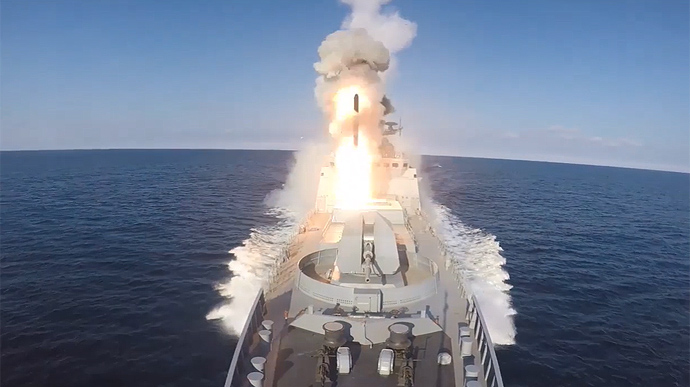 Russia holds 100 Kalibre cruise missiles in two seas 