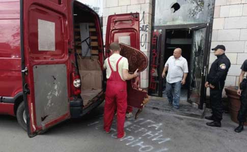 Магазин на Грушевського, де знищили графіті, хочуть виселити 