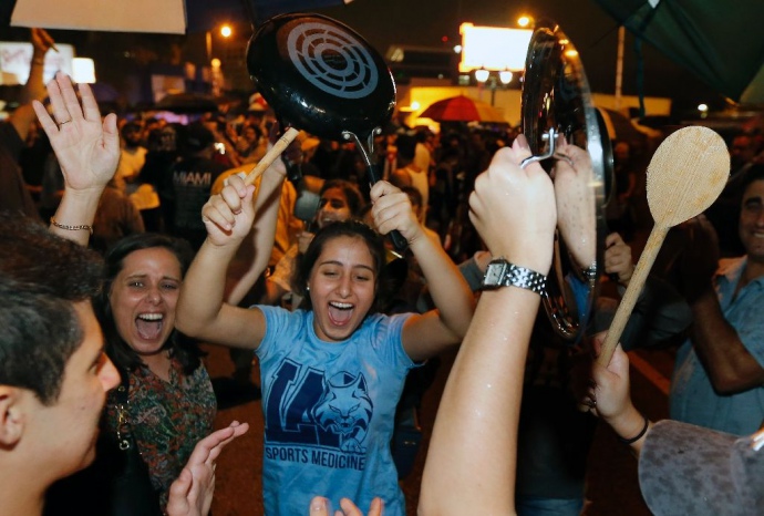 Кубинські американці святкують звістку про смерть Фіделя Кастро на околиці Майамі, штат Флорида. 