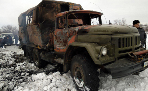 На Донбассе обстреляли коммунальщиков: трое раненых, машина сгорела