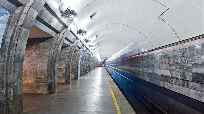 Киевское метро вечером может ограничить вход на три станции из-за матча