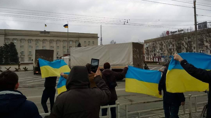РФ не вдалося роздати гумдопомогу у Херсоні: українці з прапорами не торкнулися до подачок ворога