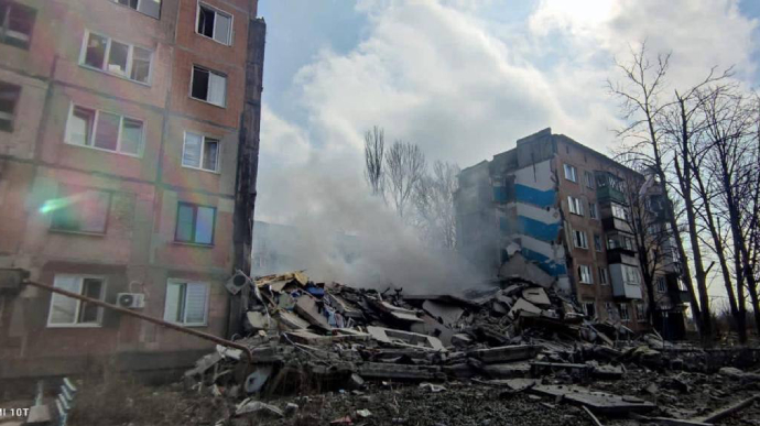 Russians launch airstrike on apartment buildings in Avdiivka