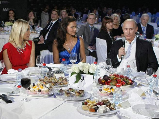 Орнелла Муті (зліва) на гала-вечері з Путіним у 2010 році