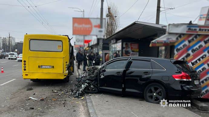 В Киеве авто влетело в автобус: погиб мужчина, стоявший на остановке