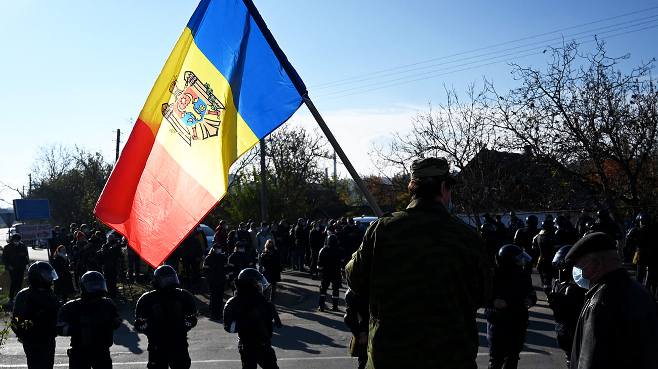 Free buses bring Moldovan citizens living in Russia to vote in presidential election