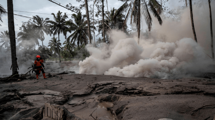 Из-за извержения вулкана в Индонезии погибли 13 человек