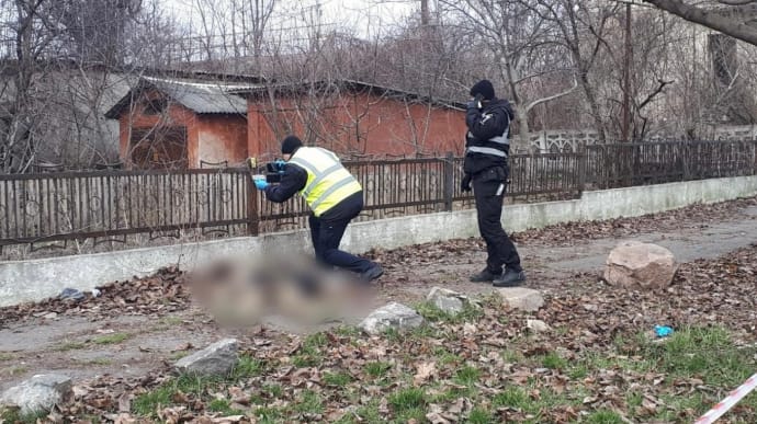 В Одесской области на улице нашли тело мужчины в военной форме