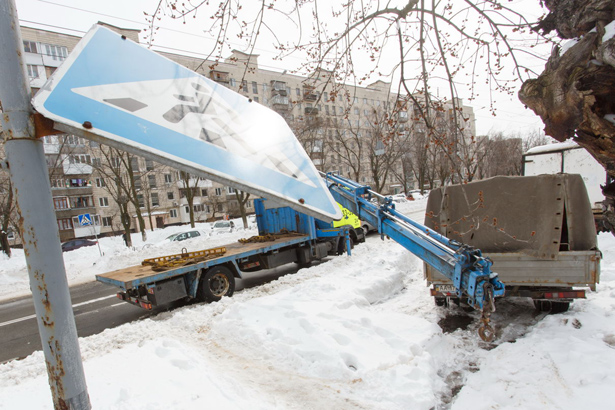 Киев, эвакуатор стаскивает машины в первый ряд