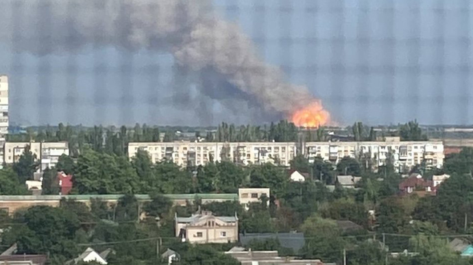В окупованому Херсоні чують вибухи: у Чорнобаївці пожежа і детонують боєприпаси росіян