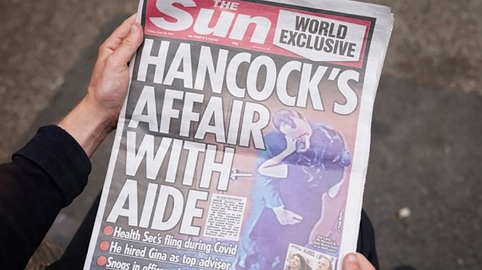У Британії розслідують, як скандальні фото з міністром потрапили у ЗМІ